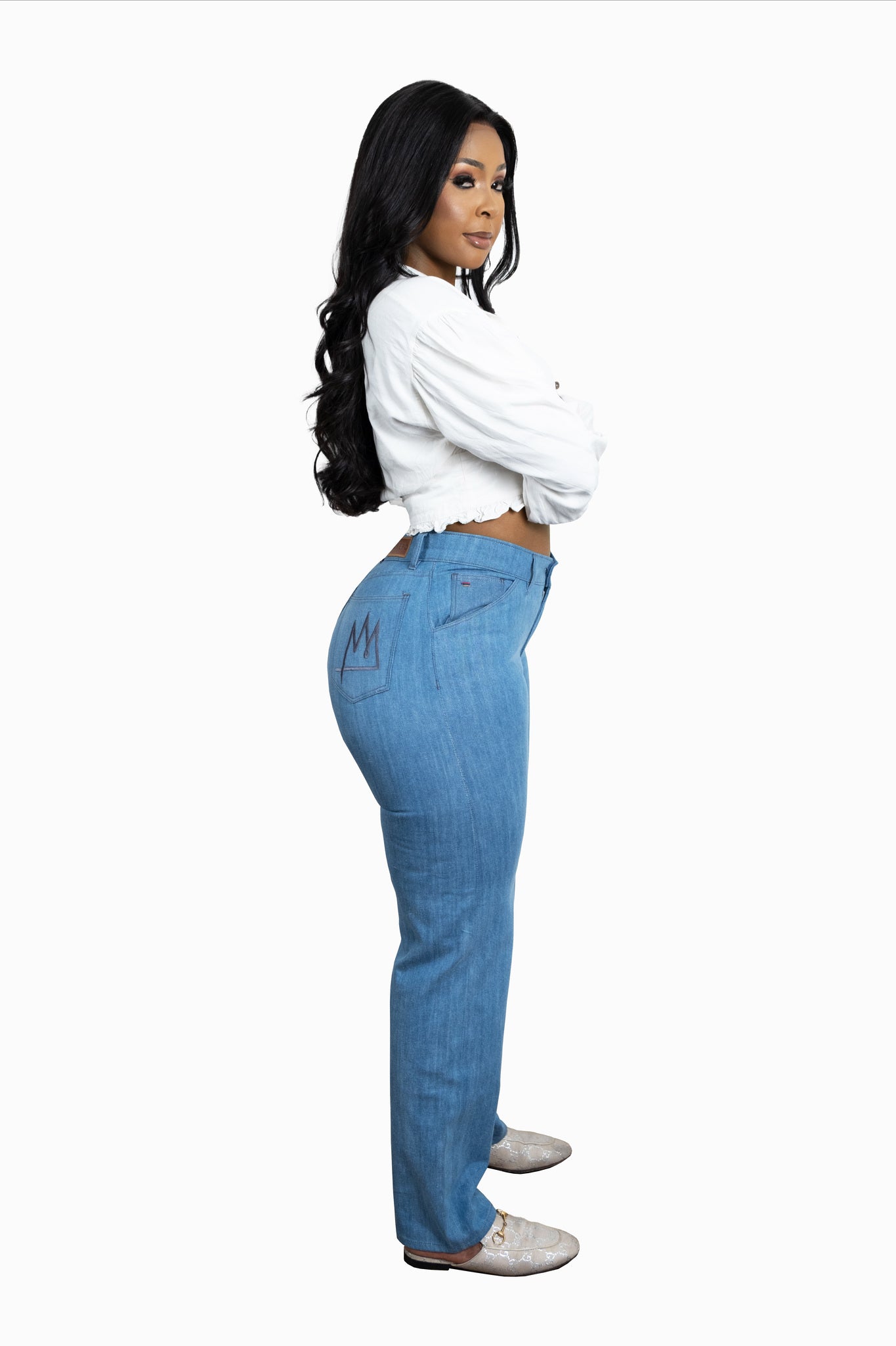 A SIDE PROFILE IMAGE OF A MODEL WEARING A LIGHT WASH PAKISHA